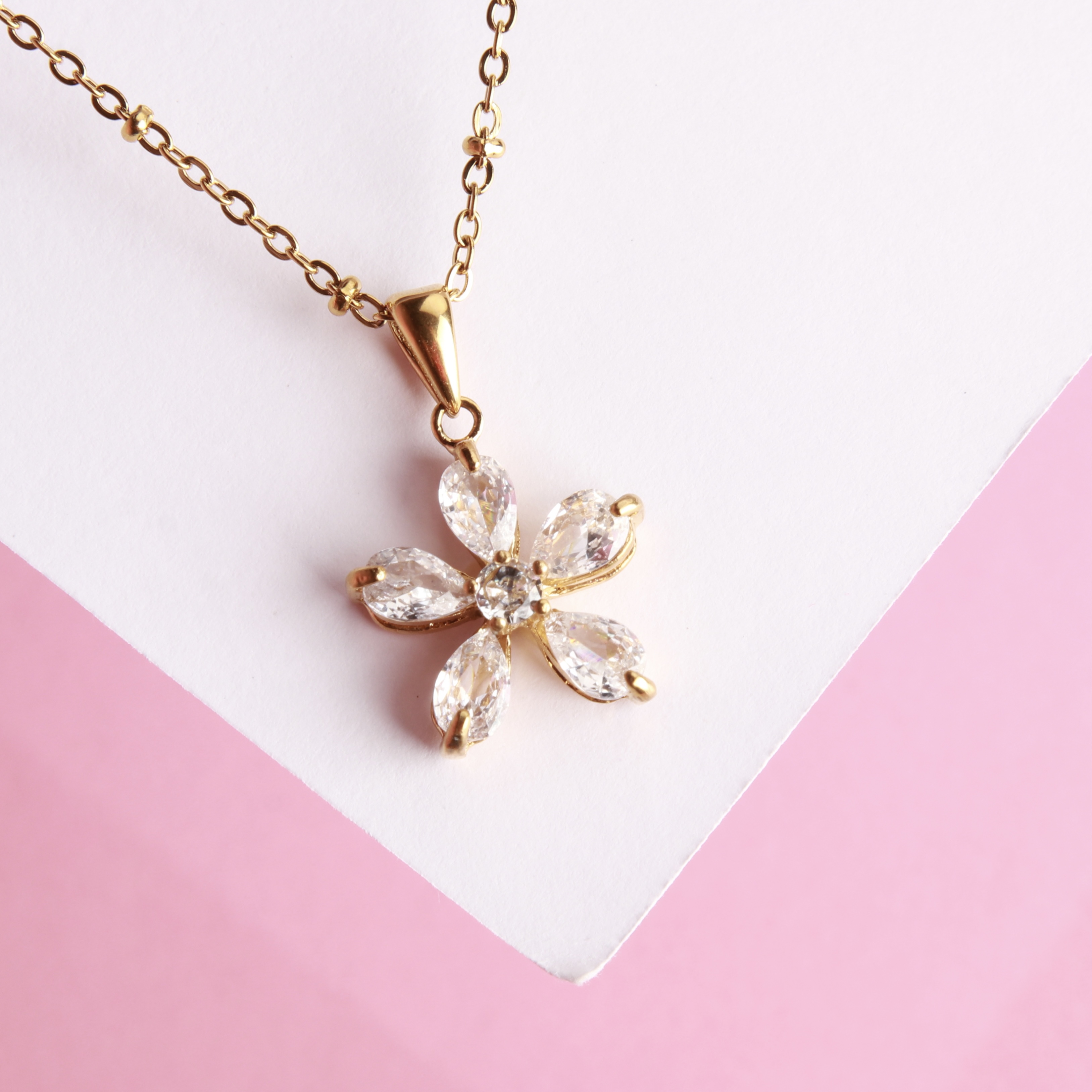 قلادة الوردة الانيـقـــة 