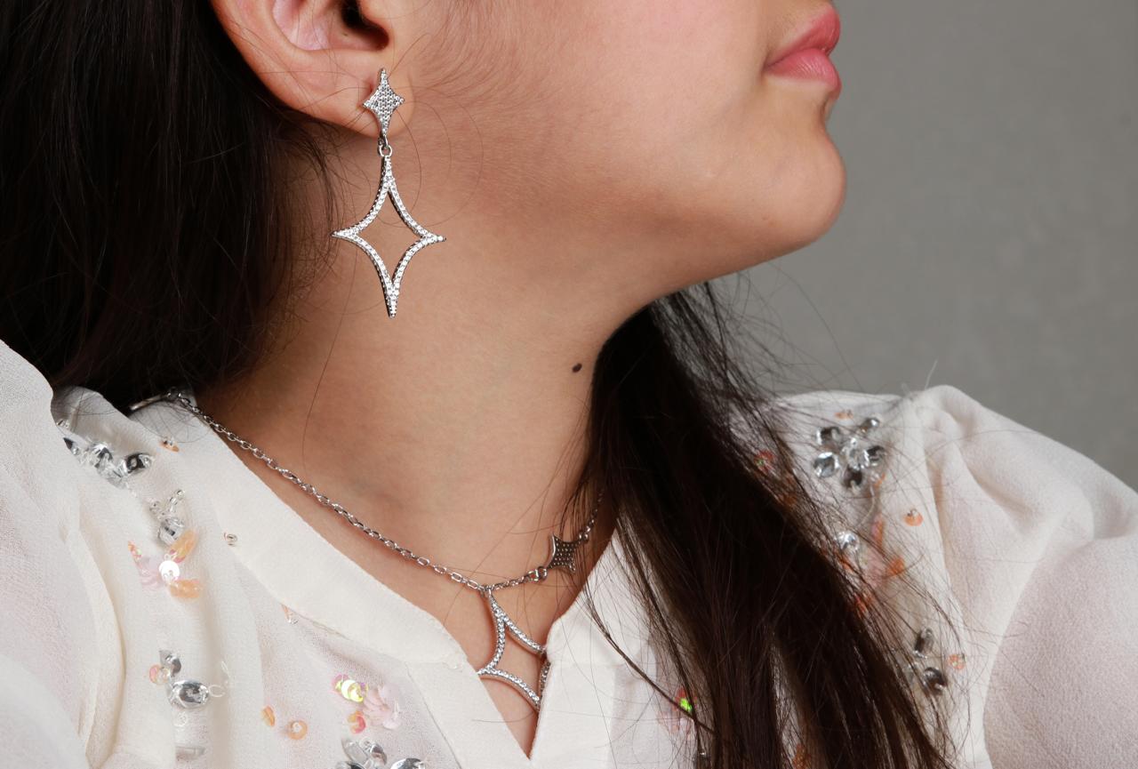 حلق وسلسال النجوم 