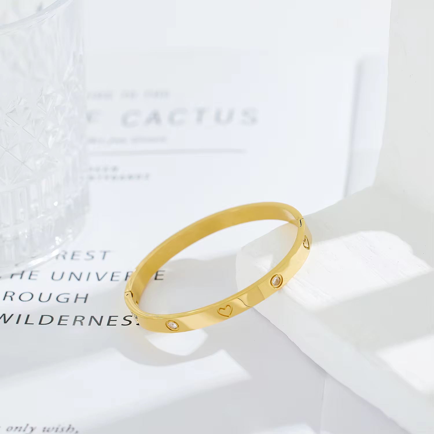 إسوارة القلوب الذهبيه 